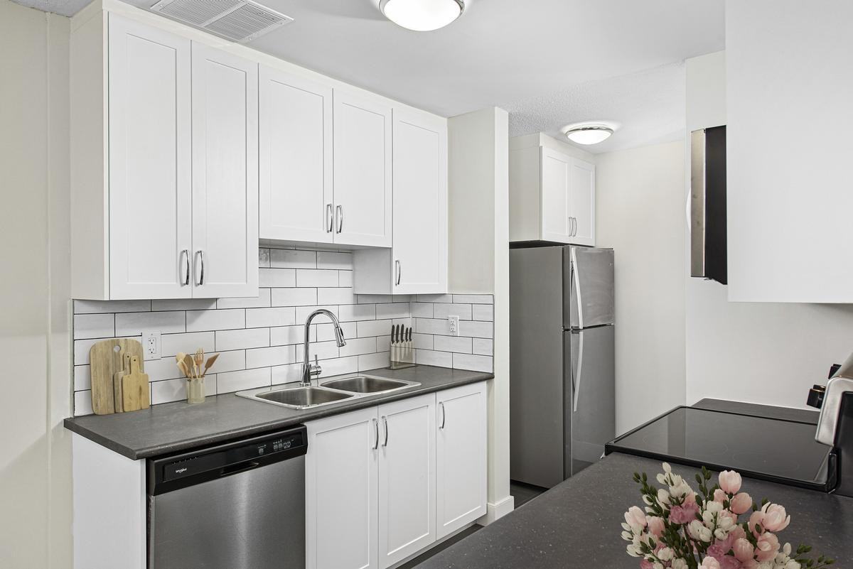 18 Steeles Avenue, East - Photo 7 of 25