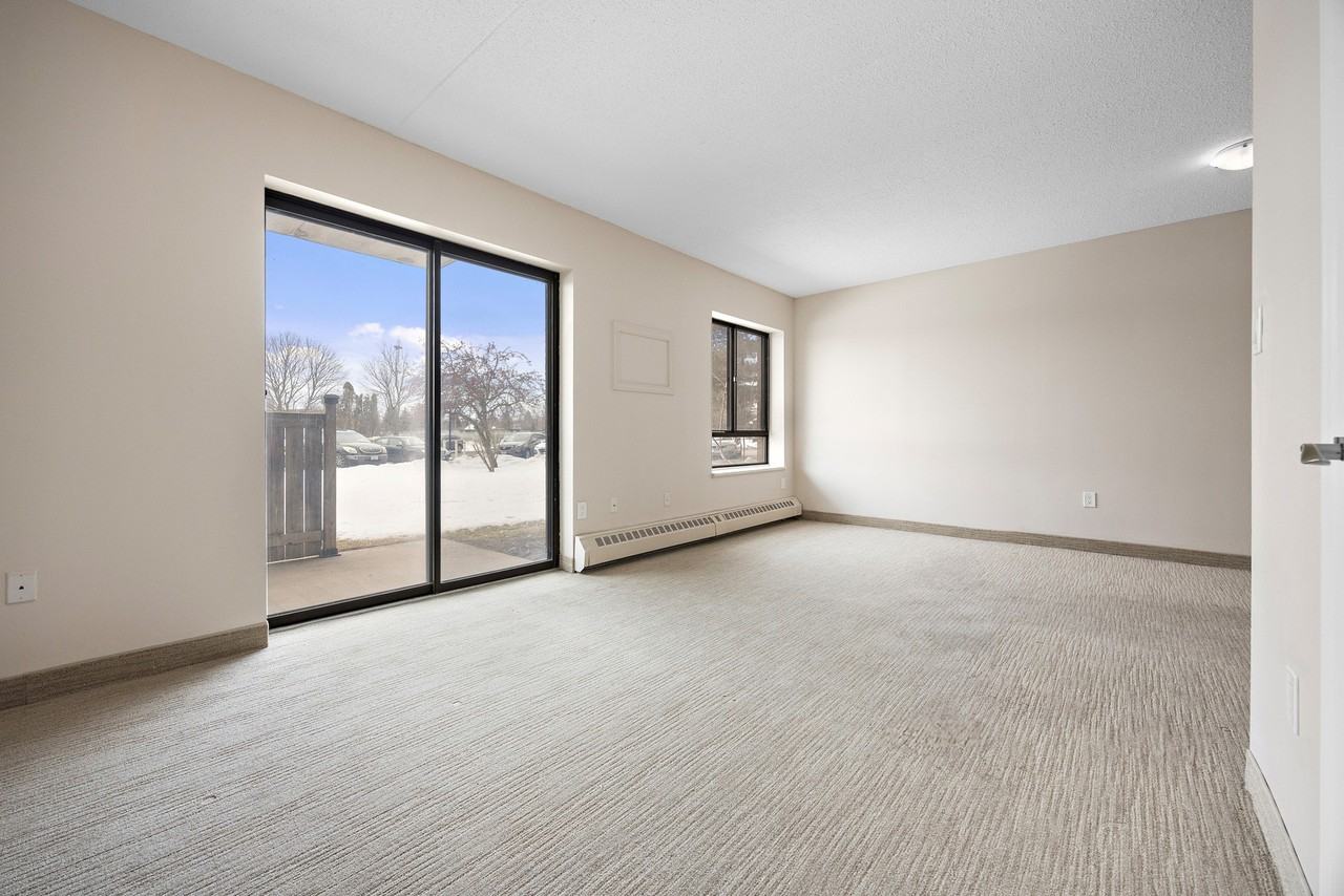 405 Park Road North - Photo 3 of 18