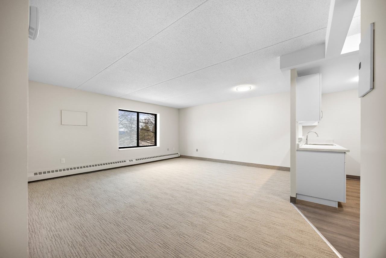 405 Park Road North - Photo 6 of 18