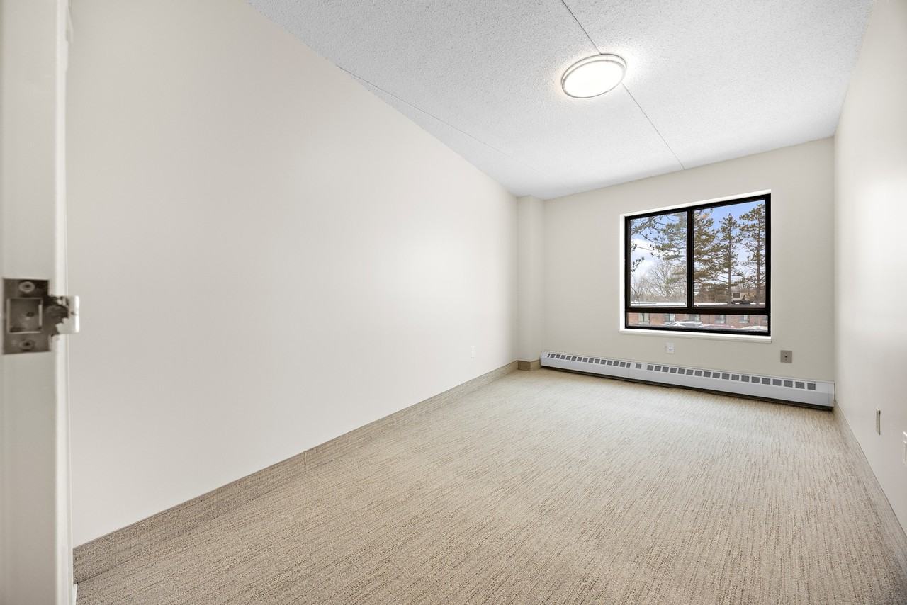 405 Park Road North - Photo 7 of 18