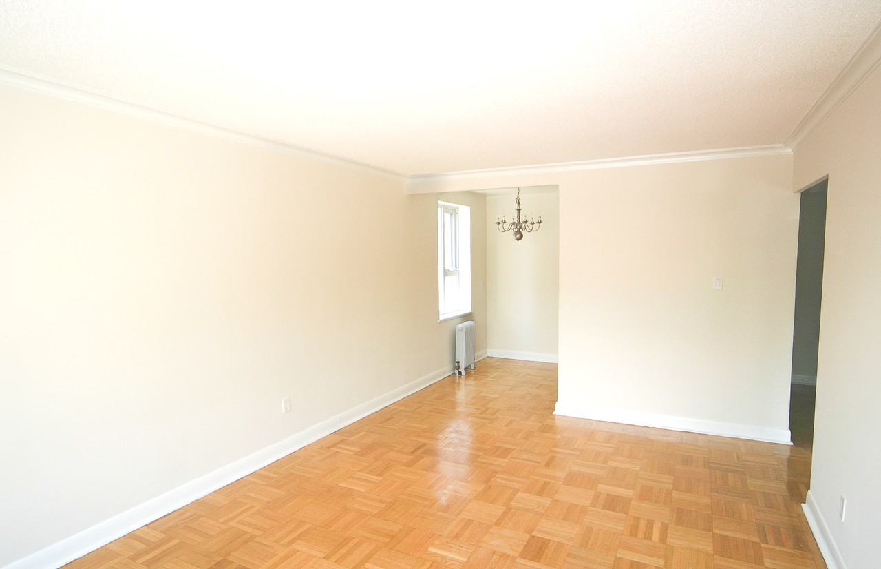 Ranleigh Manor - Photo 3 of 10