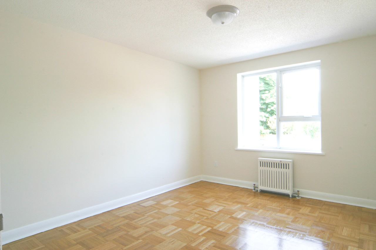 Ranleigh Manor - Photo 5 of 10