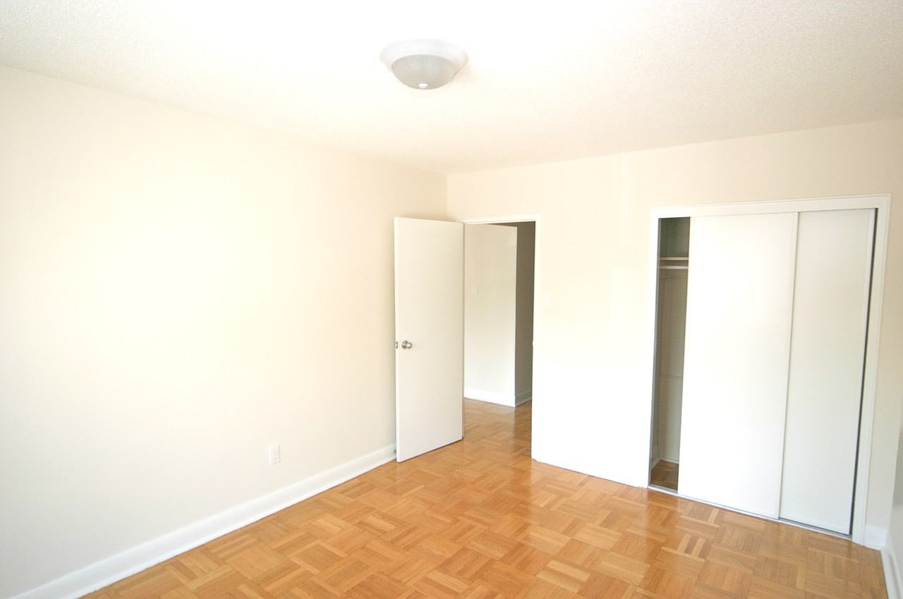 Ranleigh Manor - Photo 6 of 10