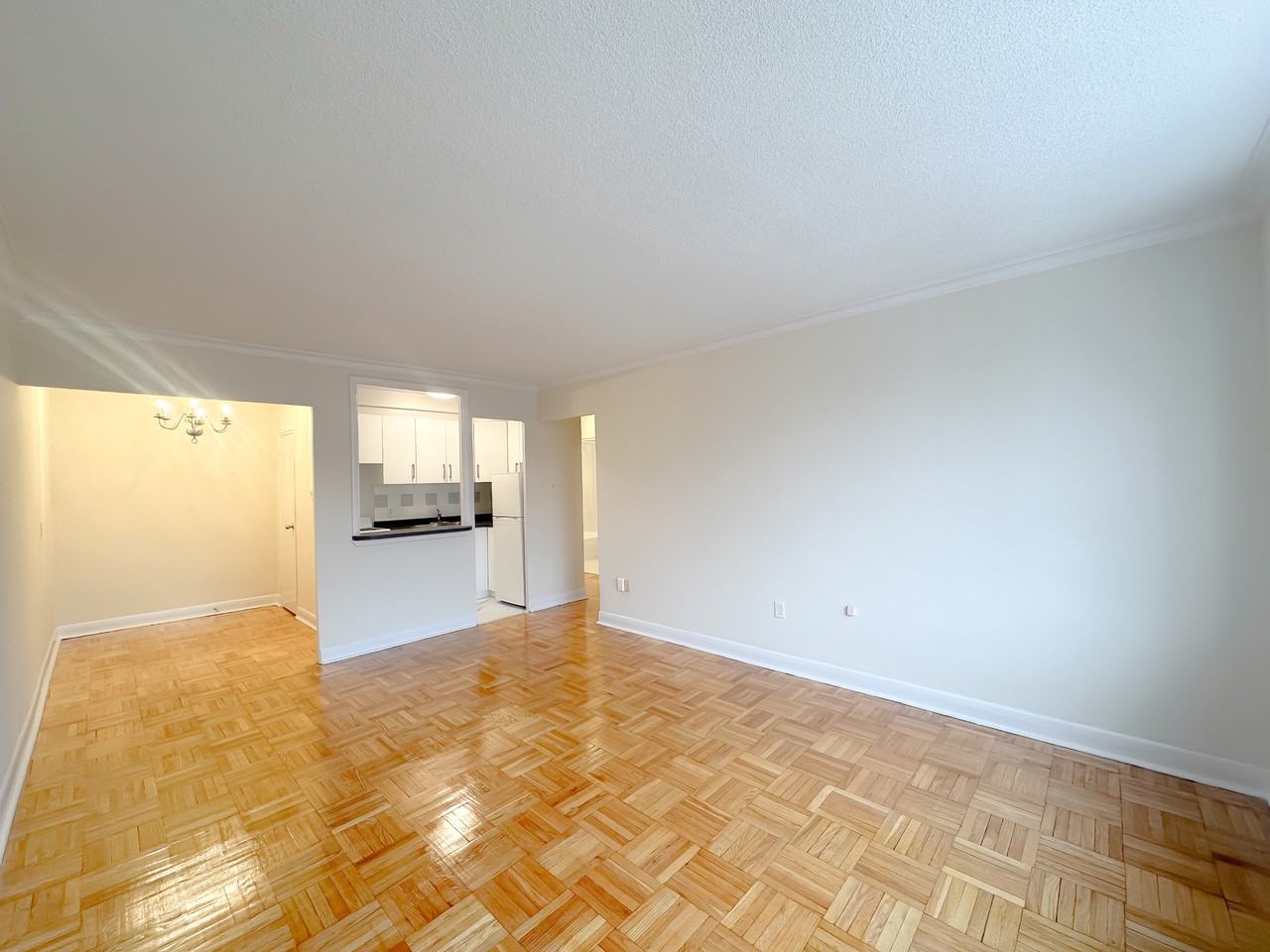 Ranleigh Manor - Photo 4 of 13