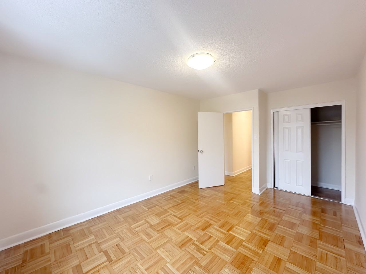 Ranleigh Manor - Photo 7 of 13