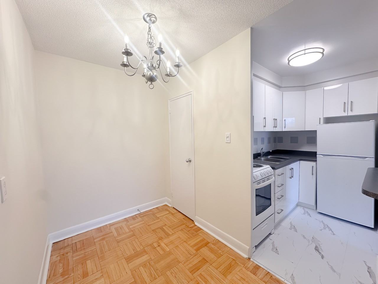 Ranleigh Manor - Photo 5 of 13