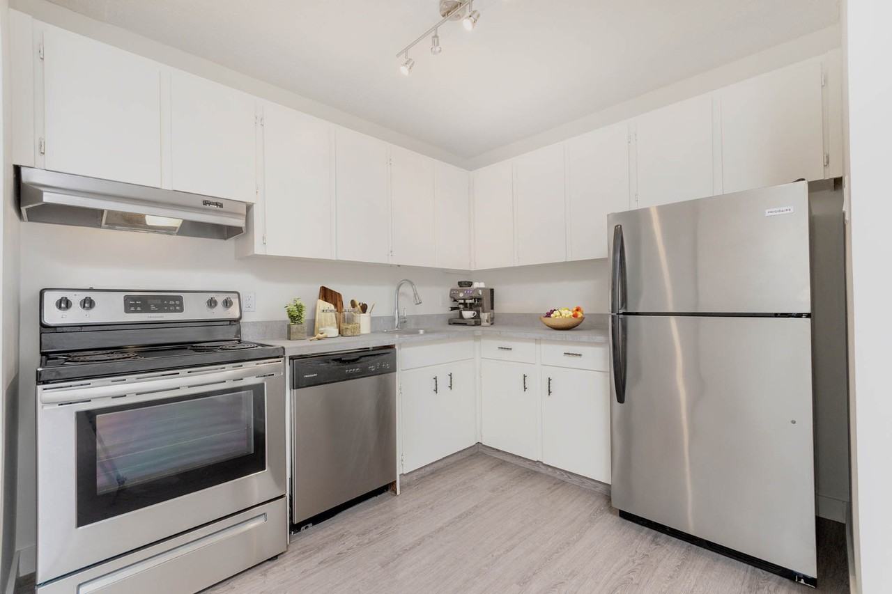 Southpointe Plaza - Photo 4 of 26