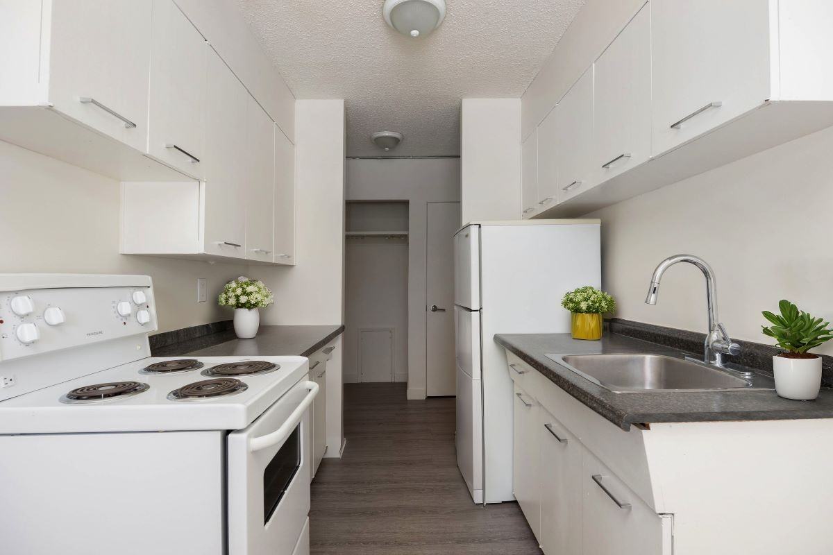 Hillside Manor - Photo 2 of 6