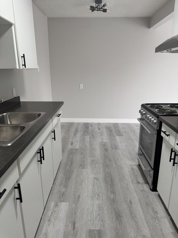 Southview Manor - Photo 6 of 16