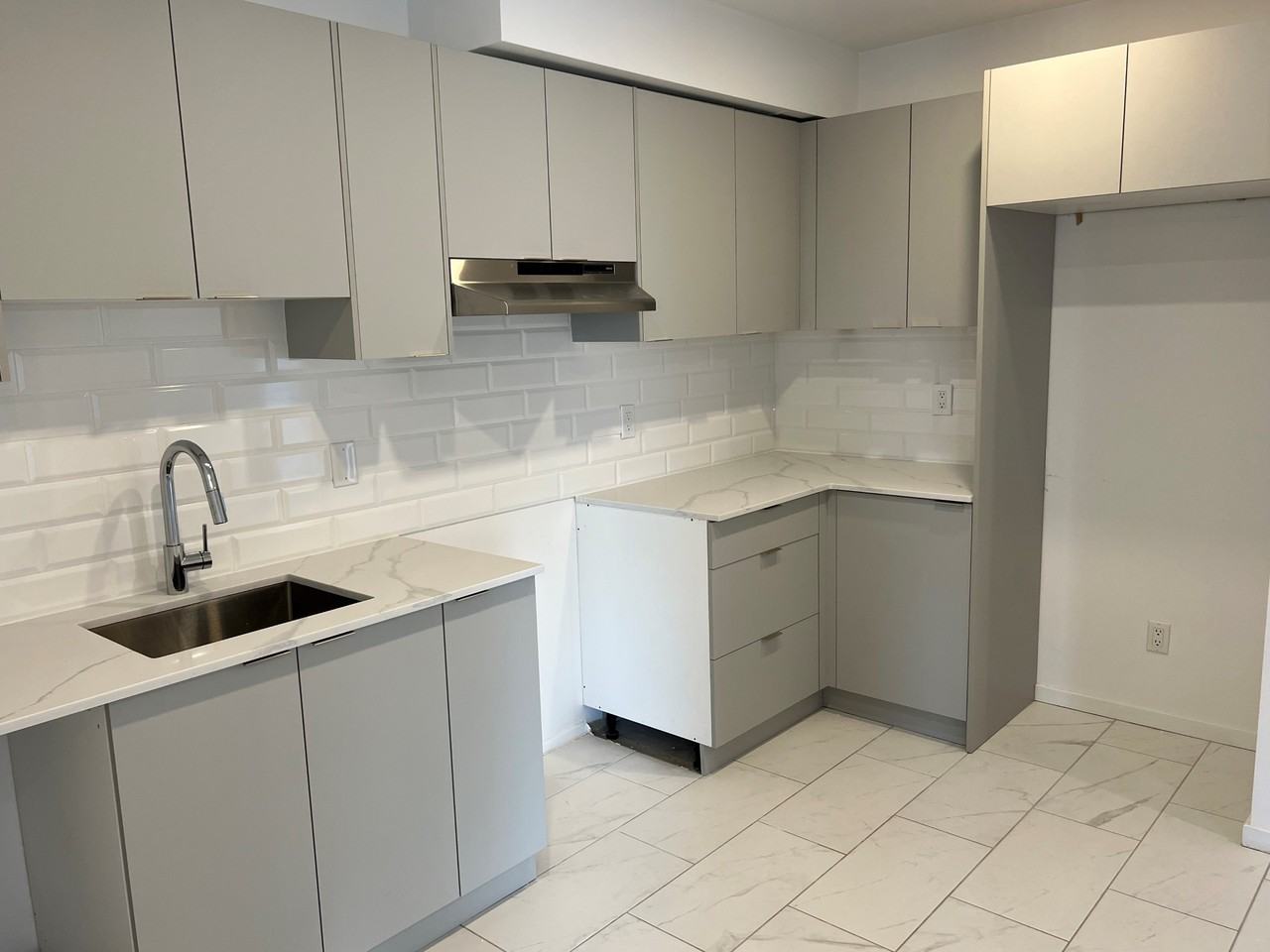 4635 Avenue Clanranald - Photo 4 of 39