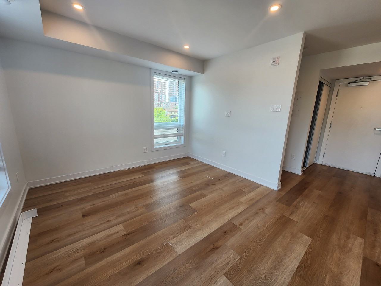 689 Churchill Avenue North - Photo 4 of 10