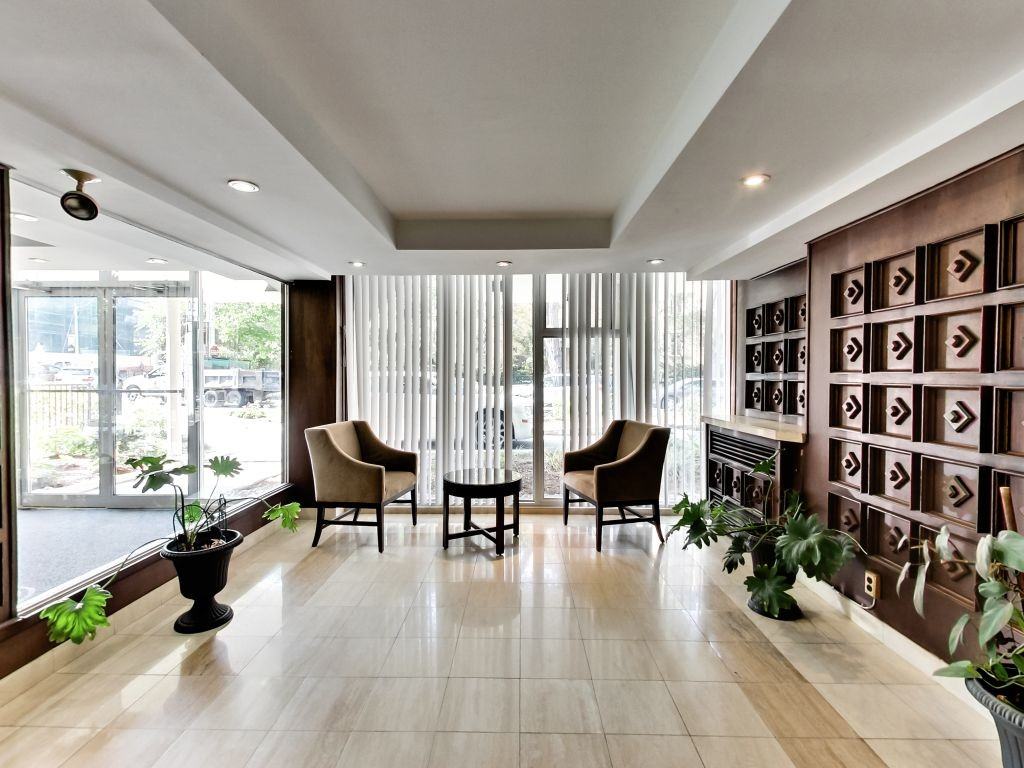 425 Avenue Road - Photo 6 of 50