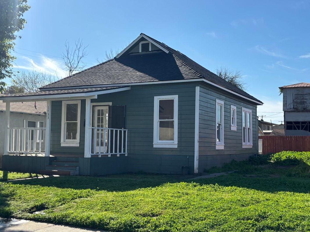 1733 Palo Alto St - Photo 2 of 10