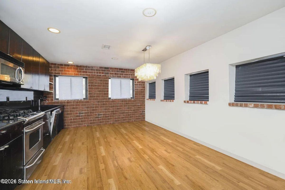 703 Bay St - Photo 3 of 20