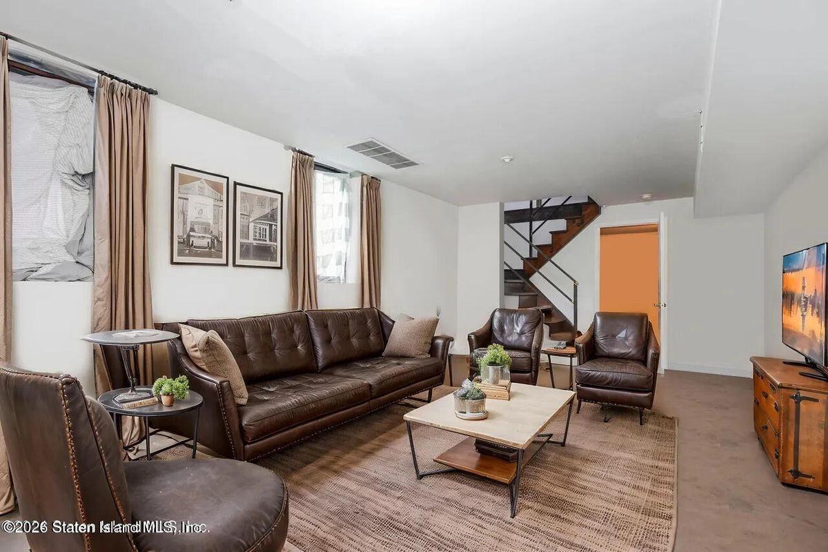 703 Bay St - Photo 5 of 20