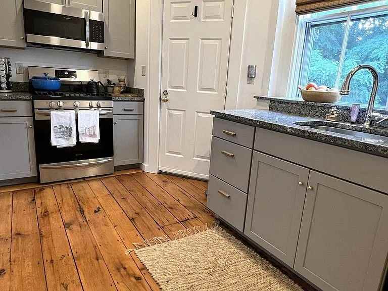 386 Essex St - Photo 4 of 18