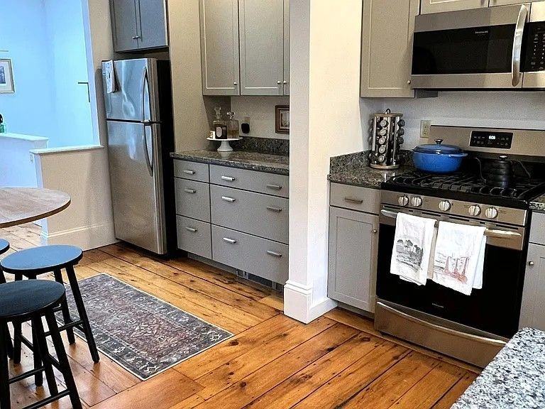 386 Essex St - Photo 5 of 18