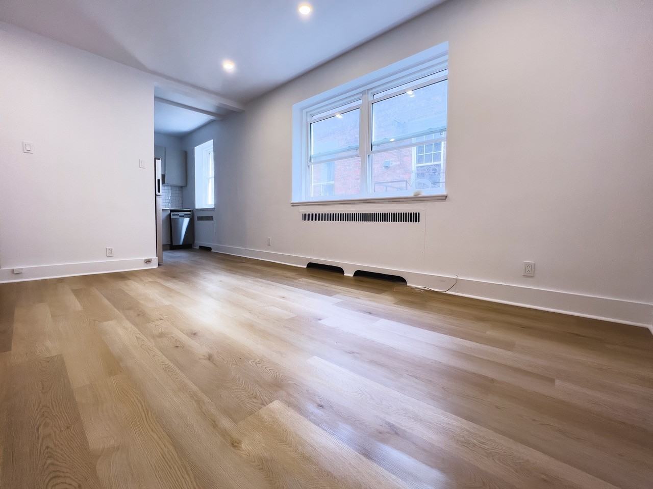 2070 Rue Chomedey - Photo 4 of 27