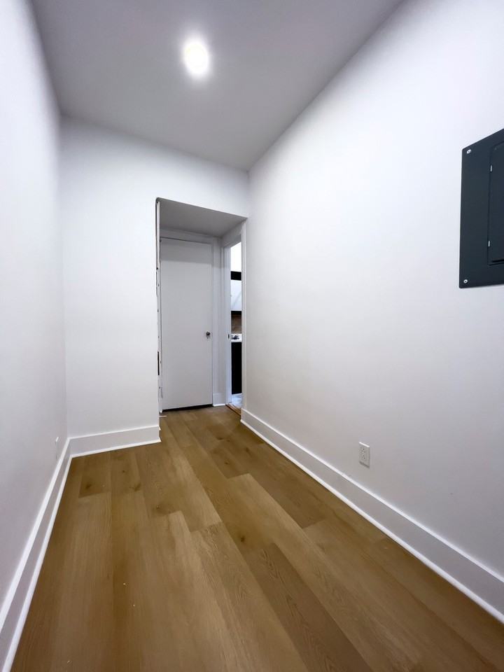 2070 Rue Chomedey - Photo 5 of 27