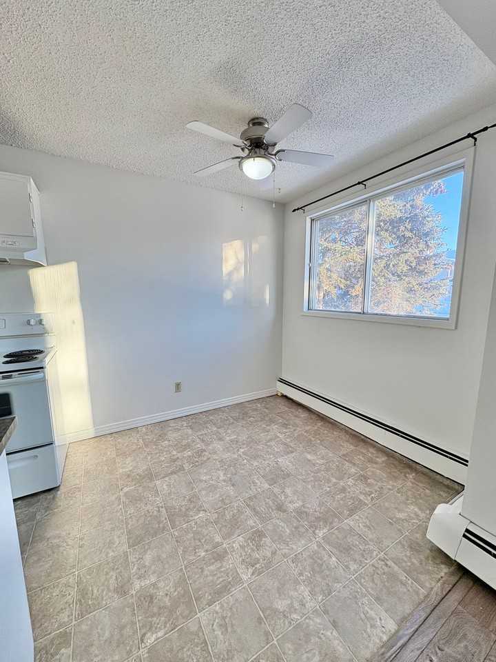Lakewood Manor - Photo 7 of 19
