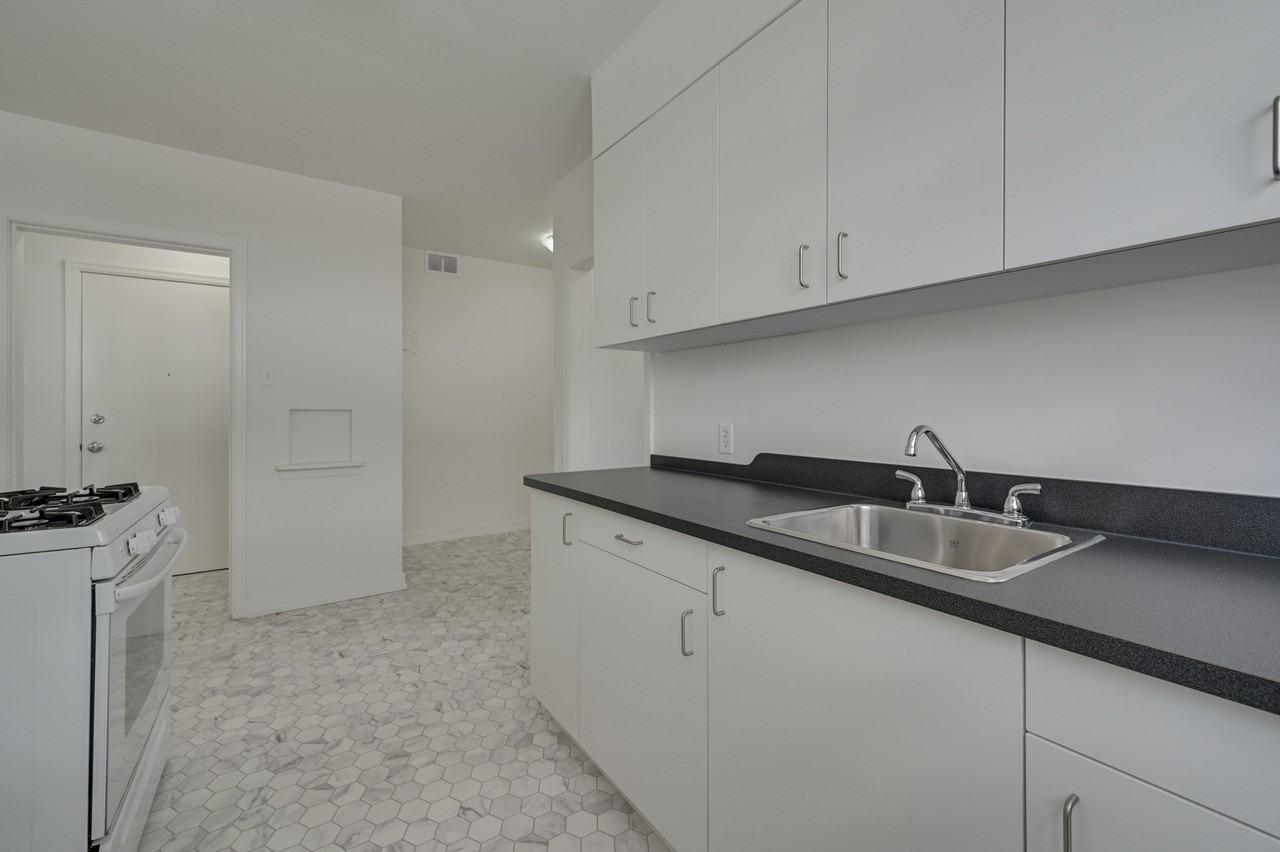 Edward Manor - Photo 2 of 13