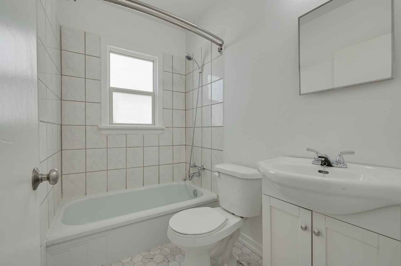 Edward Manor - Photo 4 of 13