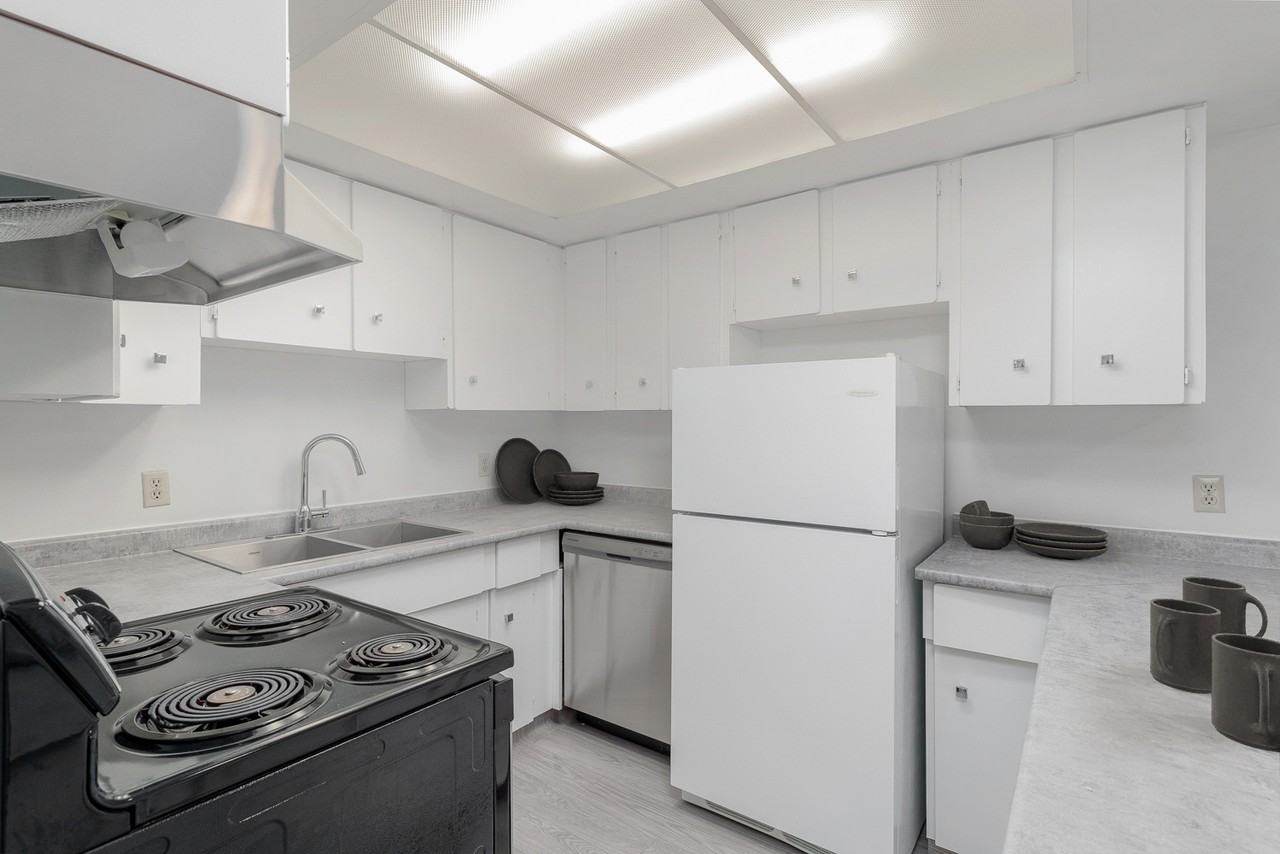 Meadowview Manor - Photo 3 of 12