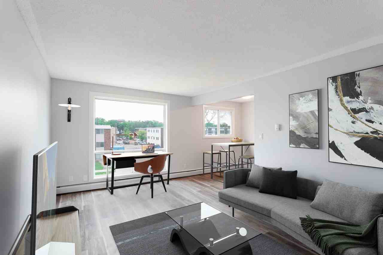 Robin Manor - Photo 2 of 15