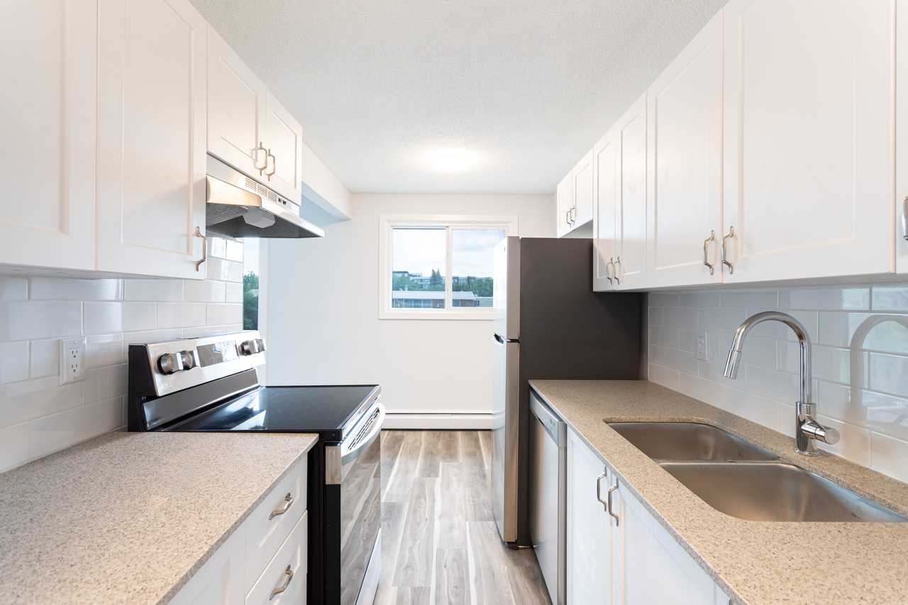 Robin Manor - Photo 4 of 15