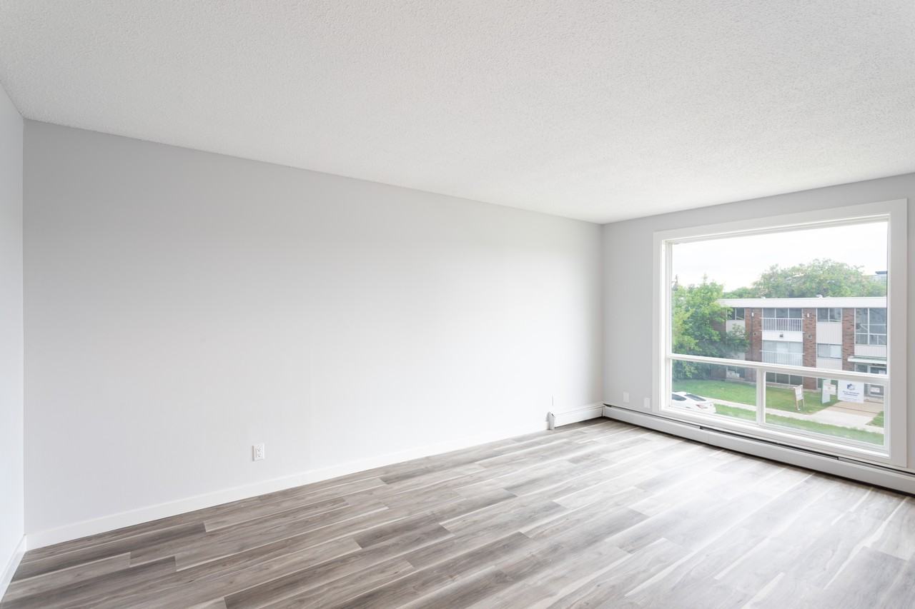 Robin Manor - Photo 7 of 15