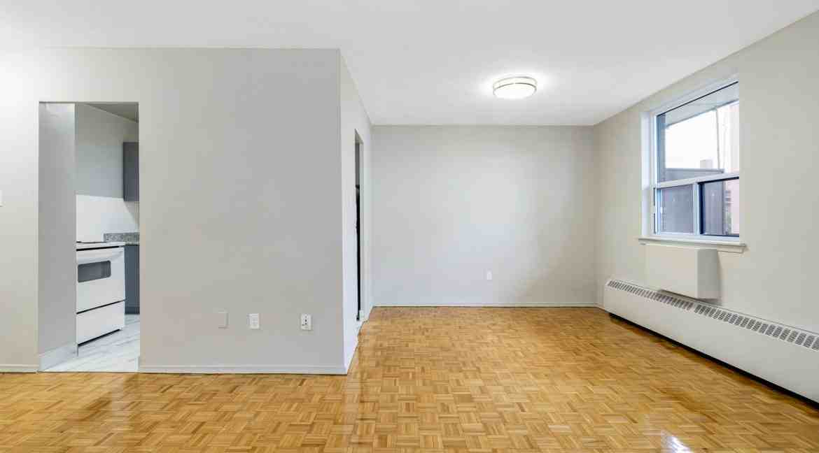 20 Paisley Boulevard West - Photo 5 of 26