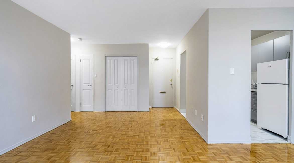 20 Paisley Boulevard West - Photo 7 of 26
