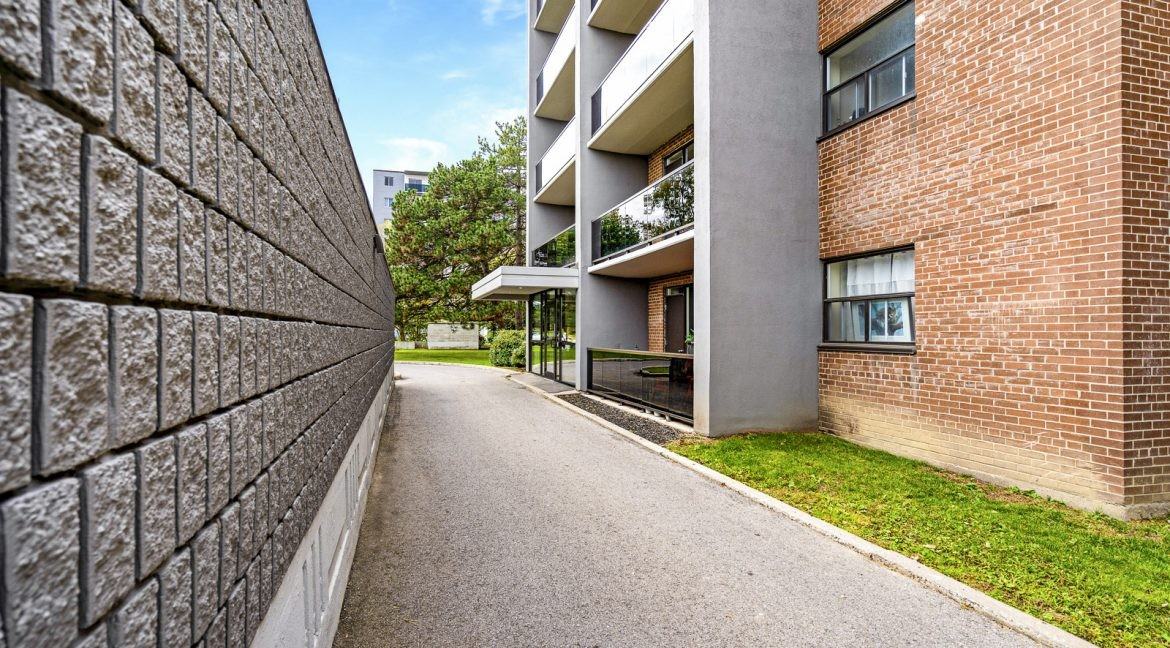 1219 Dundas St West - Photo 3 of 34