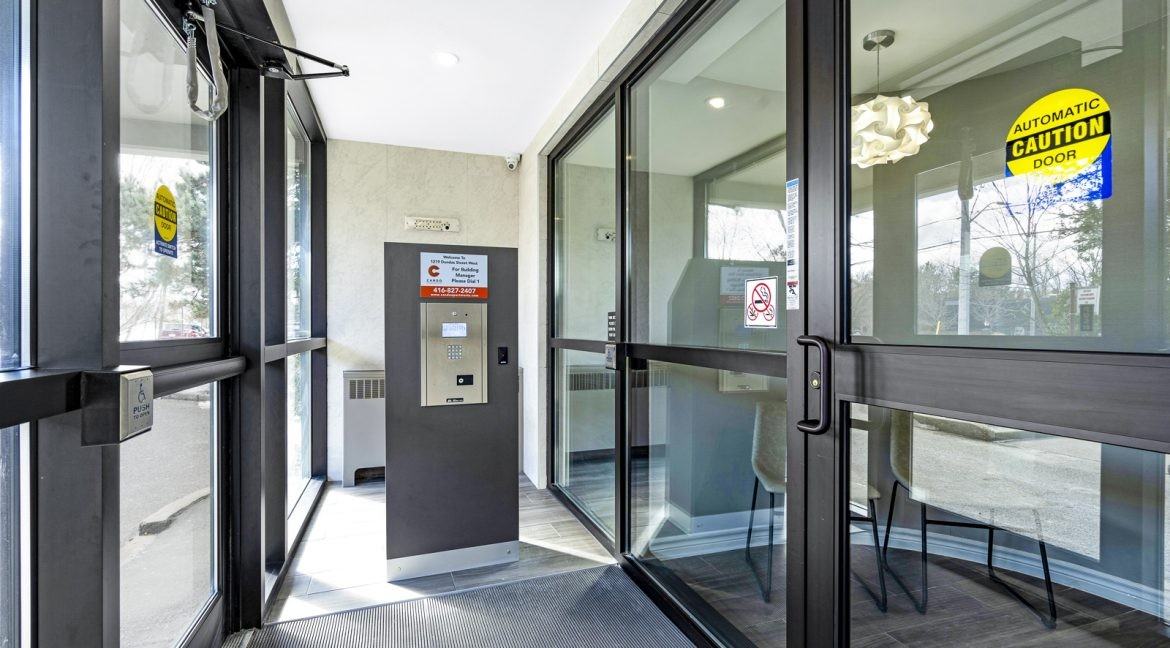 1219 Dundas St West - Photo 5 of 34