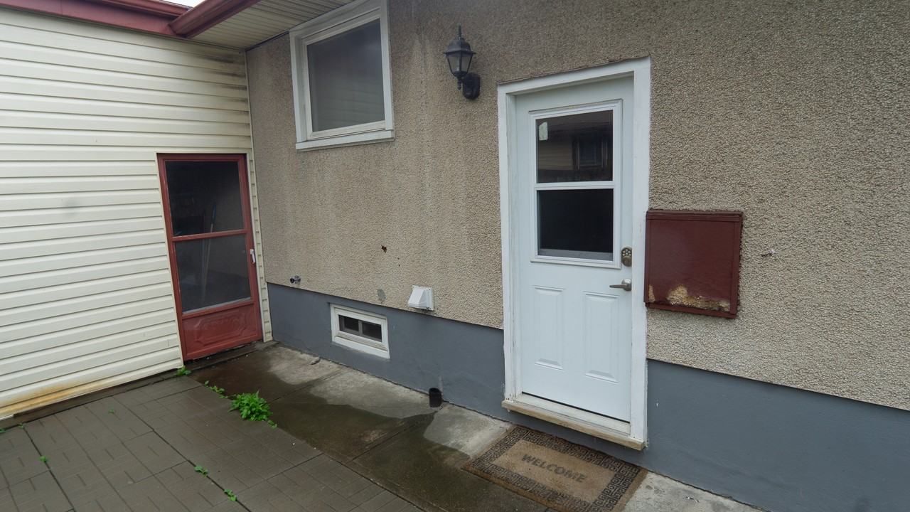 3 Glengarry Road Lower Unit - Photo 3 of 14