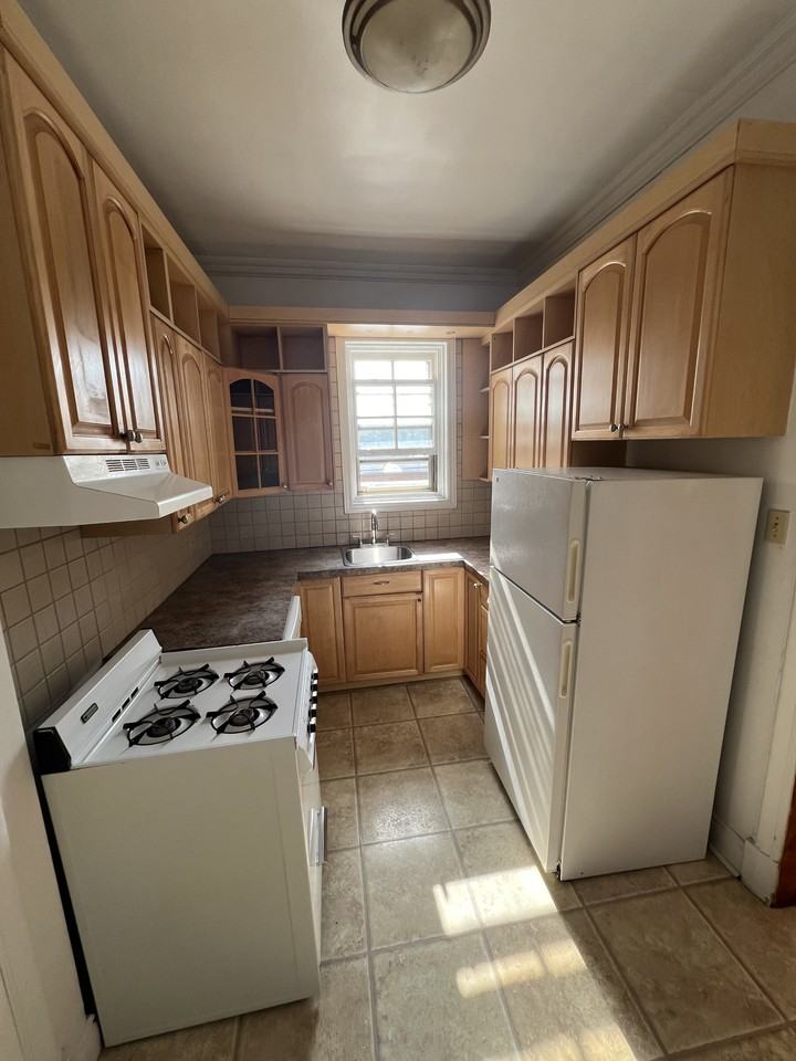 2384 Beaconsfield - Photo 3 of 13