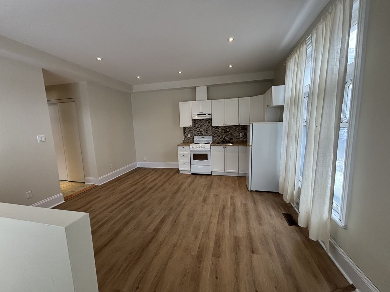 246 Lyon - Photo 3 of 9