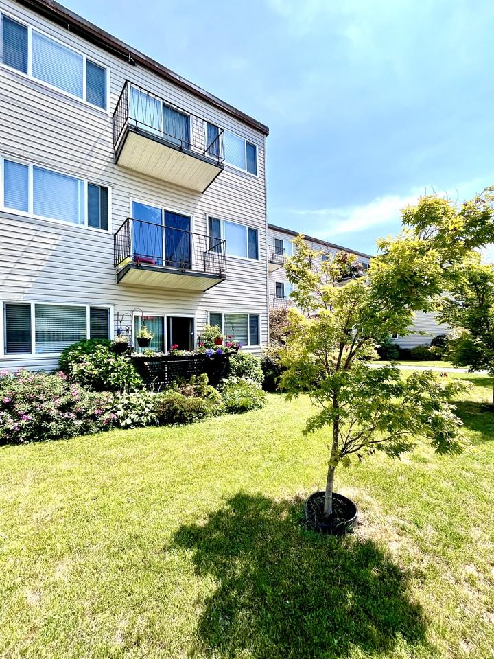 Brentview Manor - Photo 2 of 43