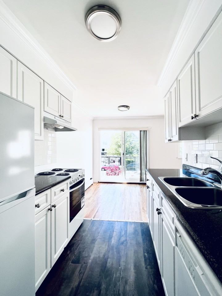 Brentview Manor - Photo 3 of 43