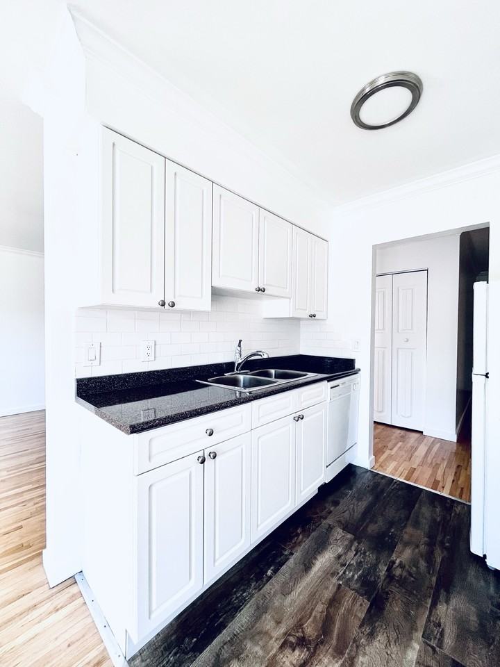 Brentview Manor - Photo 5 of 43