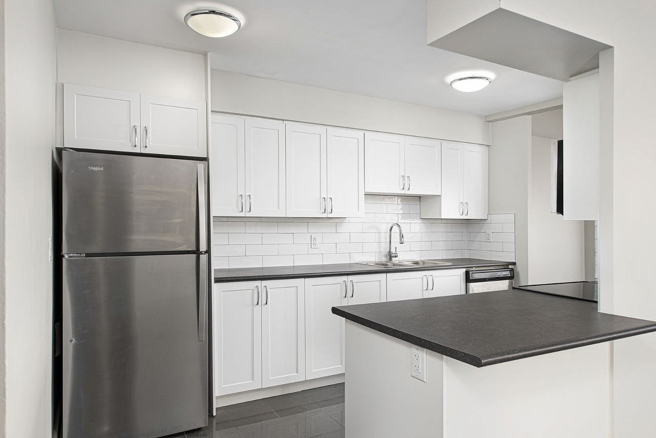 Champlain Towers at 79 Thorncliffe Park Drive - Photo 4 of 11