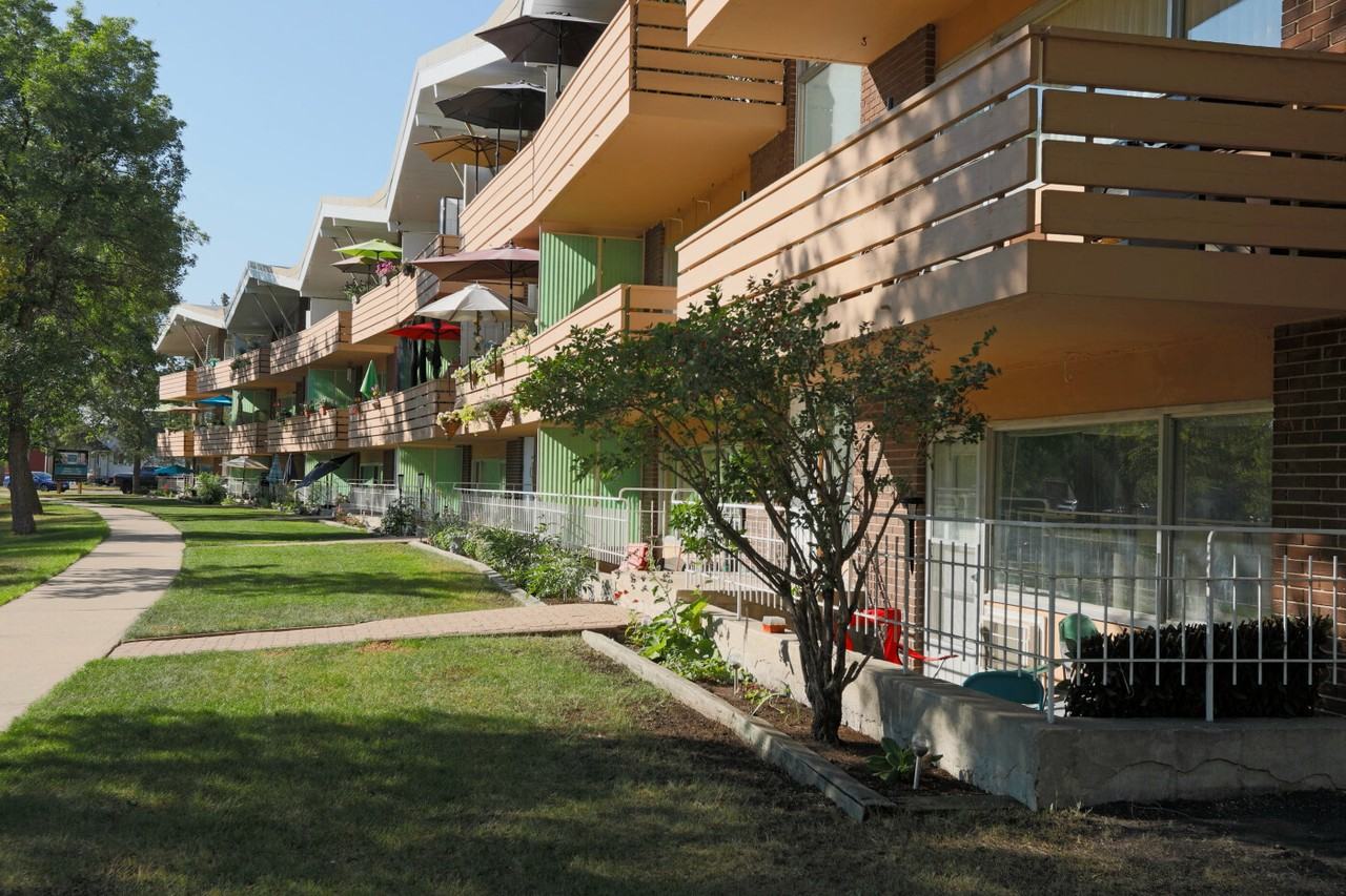 Kern Park Manor - Photo 2 of 23