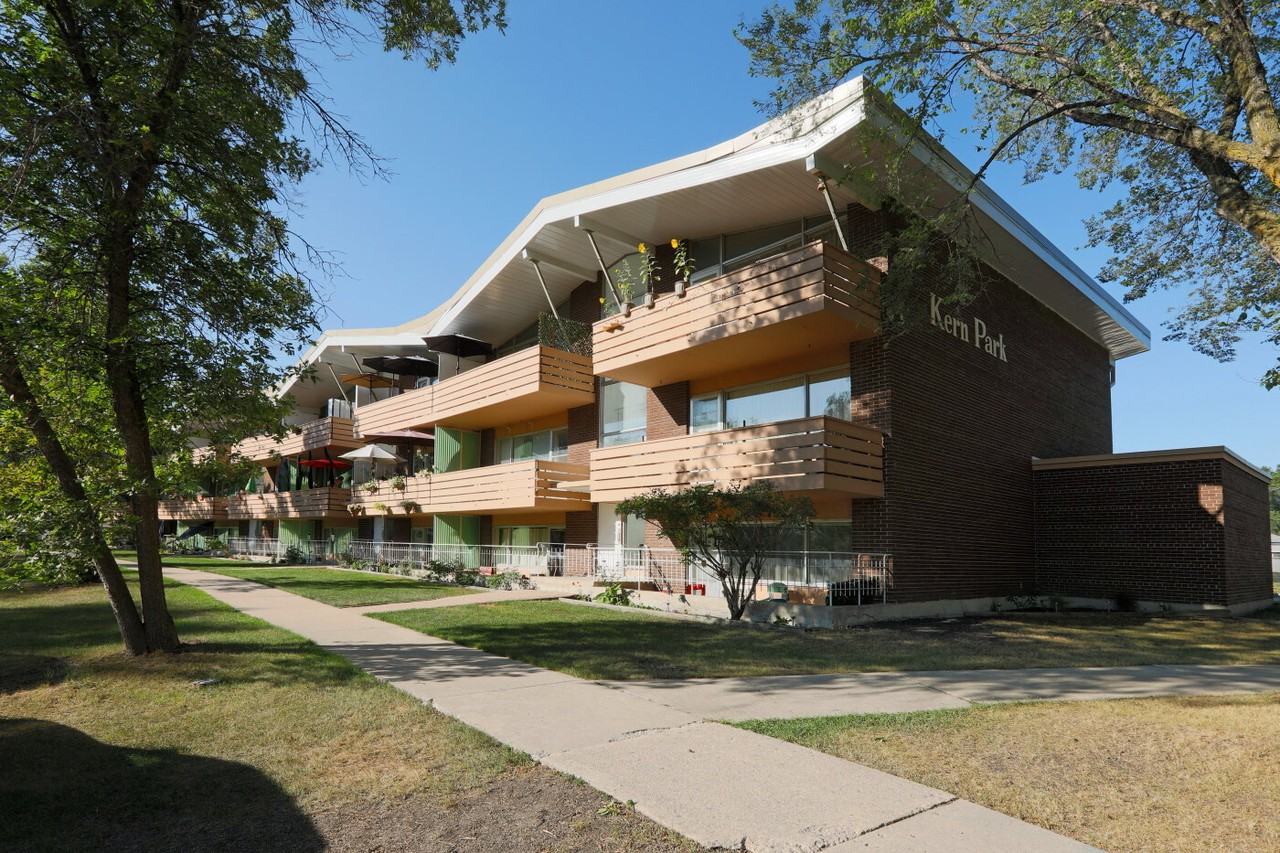 Kern Park Manor - Photo 3 of 23