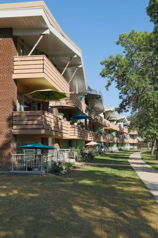 Kern Park Manor - Photo 5 of 23