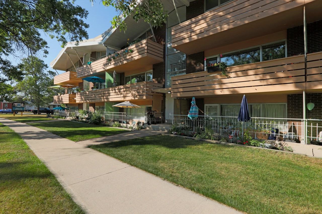 Kern Park Manor - Photo 6 of 23