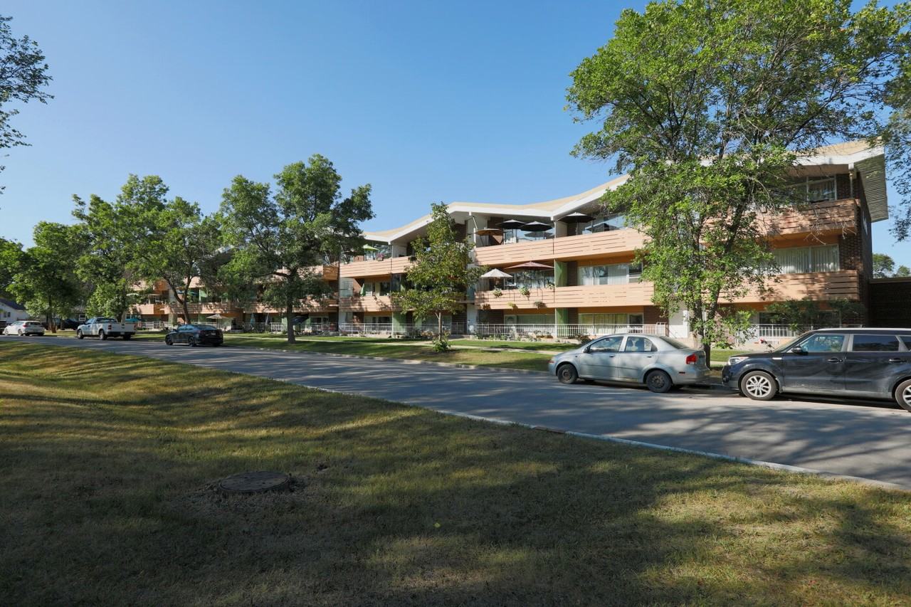 Kern Park Manor - Photo 7 of 23