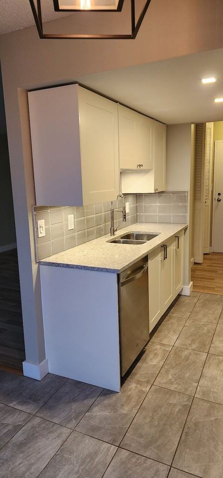 9909 104 Street Northwest 1004, Edmonton, Alberta, Canada, T5K 2G5 - Photo 3 of 14