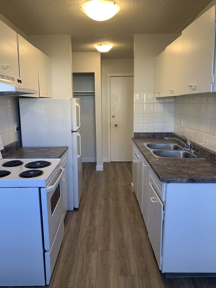 Alpine Manor - Photo 7 of 24