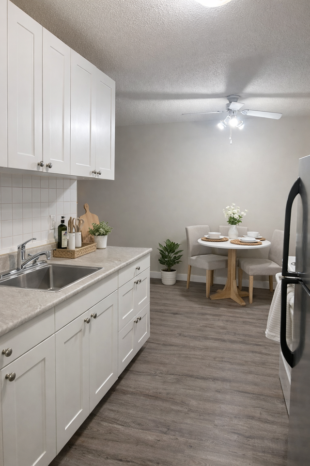 Marine Manor - Photo 4 of 27