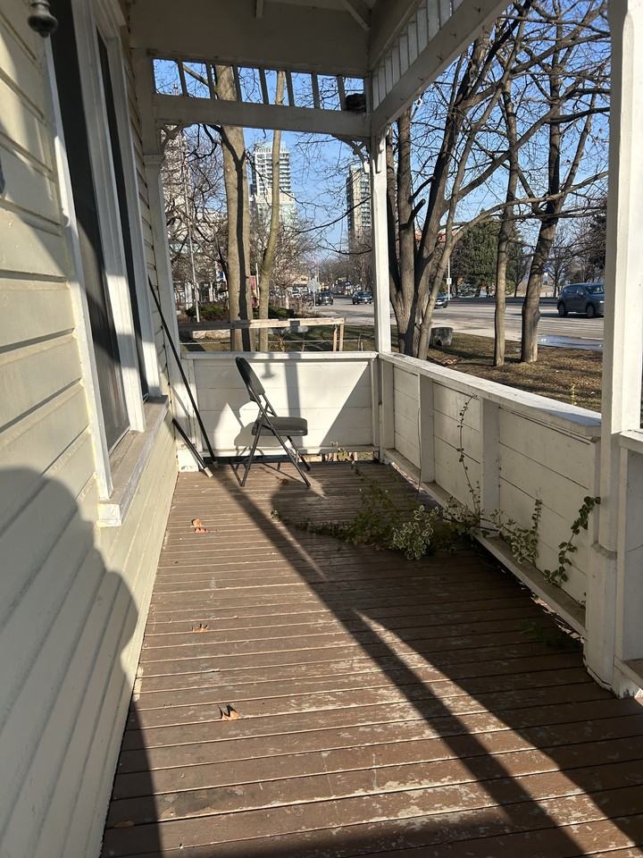 1421 Lakeshore Rd - Photo 3 of 10